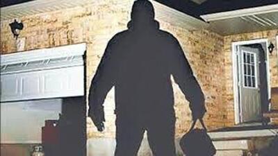 The robbers decamped with ₹3 lakh, 8,200 Canadian dollars, gold jewellery and her gold bracelet. (HT File) The robbers decamped with ₹3 lakh, 8,200 Canadian dollars, gold jewellery and her gold bracelet. (HT File)