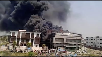 Thick plumes of smoke billowing from a factory at Balana village of Israna town in Panipat district. (HT Photo) Thick plumes of smoke billowing from a factory at Balana village of Israna town in Panipat district. (HT Photo)