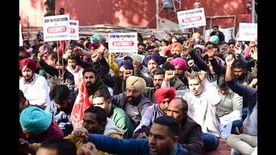 Vowing to resist privatisation unless their concerns are addressed, the UT Powermen Employees Union organised a protest at Sector 17, Chandigarh, on Friday. (Ravi Kumar/HT) Vowing to resist privatisation unless their concerns are addressed, the UT Powermen Employees Union organised a protest at Sector 17, Chandigarh, on Friday. (Ravi Kumar/HT)