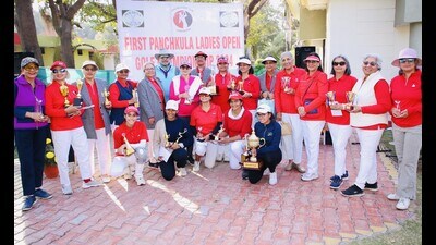 Winners of various categories after the prize distribution ceremony at Panchkula Golf Club on Friday. (HT Photo)