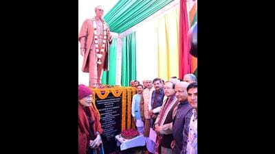 lHaryana minister of social justice and empowerment Krishan Kumar Bedi unveils the statue of Bharat Ratna BR Ambedkar at Maharshi Dayanand University in Rohtak on Friday. (HT Photo)