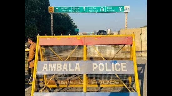 Haryana Police put up barricades on National Highway 44 to prevent farmers from Punjab from marching into the state on Friday. (HT Photo)
