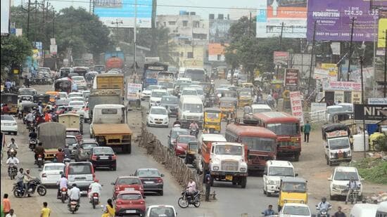 The MPCB said that it also received a response from the Lonikand traffic division stating that they had banned heavy vehicle entry between 7 am and 10 am and 5 pm and 9 pm, and taken action against 2,275 vehicles between February and September 2024 for violating rules. (HT FILE)