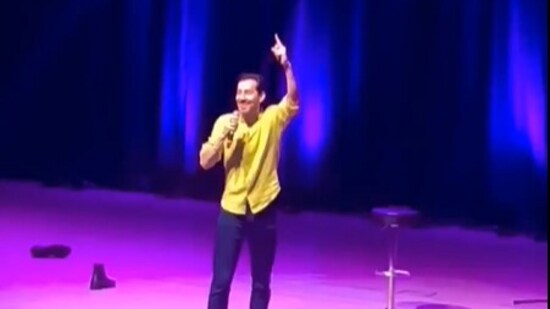 Amini, during his recent comedy show, enthusiastically repeated the chant after a member of the audience brought it up. (X/@Bnglrweatherman)