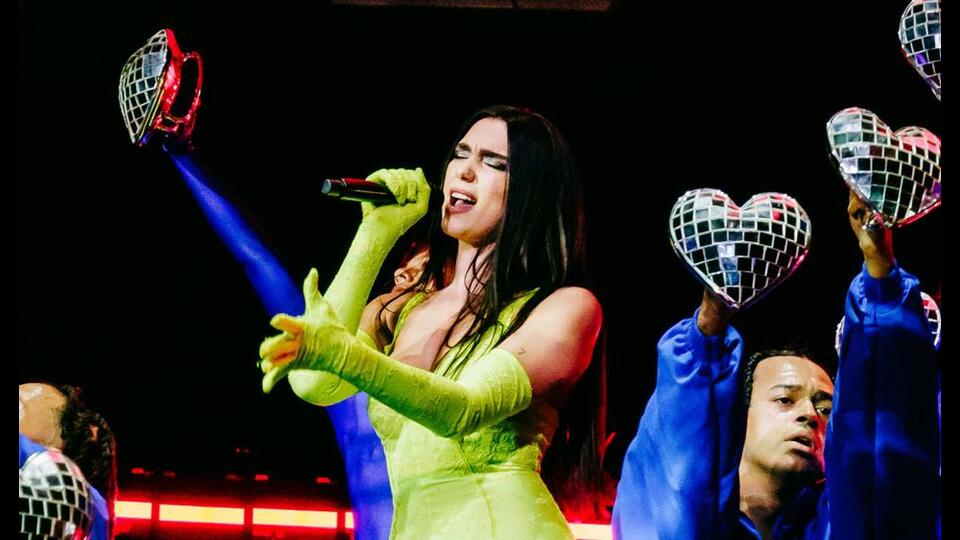 Dua Lipa drove the crowd wild at her Mumbai concert by performing the viral Levitating x Woh Ladki Jo mash-up.