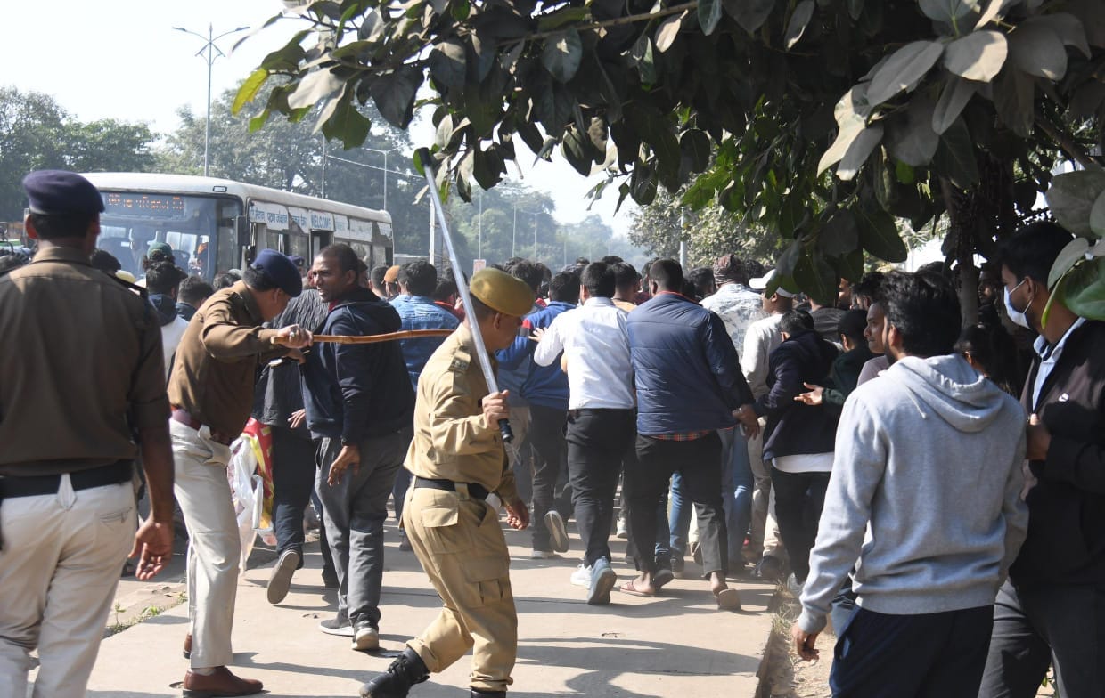 Students protesting outside BPSC office (Santosh Kumar) Students protesting outside BPSC office (Santosh Kumar)