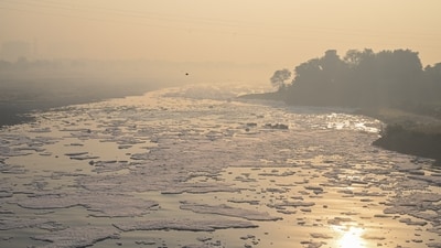 New Delhi, India- December 02, 2024: A view of foggy winter morning view amid rising air pollution near Kalindi Kunj. The air pollution level of Delhi NCR remains in the dangerous category, in New Delhi, India, on Monday, December 02, 2024. (Photo by Sunil Ghosh / Hindustan Times) New Delhi, India- December 02, 2024: A view of foggy winter morning view amid rising air pollution near Kalindi Kunj. The air pollution level of Delhi NCR remains in the dangerous category, in New Delhi, India, on Monday, December 02, 2024. (Photo by Sunil Ghosh / Hindustan Times)