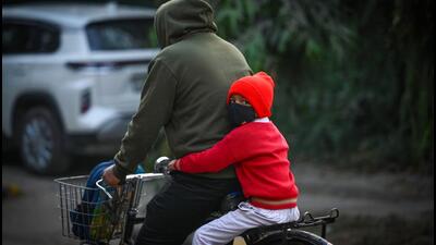 A child going to school on a cold morning at RK Puram on Saturday. (Sanchit Khanna/HT Photo) A child going to school on a cold morning at RK Puram on Saturday. (Sanchit Khanna/HT Photo)