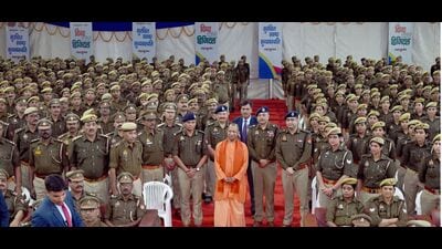 CM Yogi Adityanath addressing police personnel and posing for a photo with cops at mela area on Saturday. (HT) CM Yogi Adityanath addressing police personnel and posing for a photo with cops at mela area on Saturday. (HT)