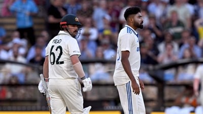 Australian batsman Travis Head (L) looks at Indian bowler Mohammed Siraj (R). (Photo by William WEST / AFP) / -- IMAGE RESTRICTED TO EDITORIAL USE - STRICTLY NO COMMERCIAL USE -- (AFP) Australian batsman Travis Head (L) looks at Indian bowler Mohammed Siraj (R). (Photo by William WEST / AFP) / -- IMAGE RESTRICTED TO EDITORIAL USE - STRICTLY NO COMMERCIAL USE -- (AFP)