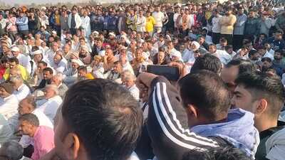 Demanding the arrest of assailants, the family members of the deceased and injured, along with other fellow villagers, blocked the Jhajjar-Rohtak Highway on Saturday. (HT Photo)