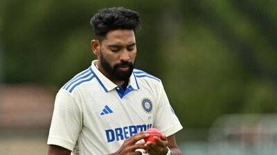 India paceman Mohammed Siraj with the pink ball (HT_PRINT) India paceman Mohammed Siraj with the pink ball (HT_PRINT)