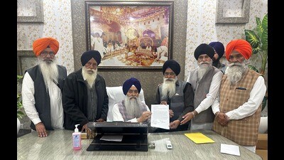 SGPC office-bearers and members of its executive committee handover a memorandum to Akal Takht jathedar Giani Raghbir Singh in Amritsar on Saturday. (HT Photo) SGPC office-bearers and members of its executive committee handover a memorandum to Akal Takht jathedar Giani Raghbir Singh in Amritsar on Saturday. (HT Photo)