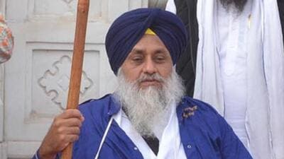 Shiromani Akali Dal(SAD) leader Sukhbir Singh Badal on Saturday performed the duty of ‘sewadar’ outside a gurdwara in Punjab’s Fatehgarh Sahib amid tight security. (HT File)