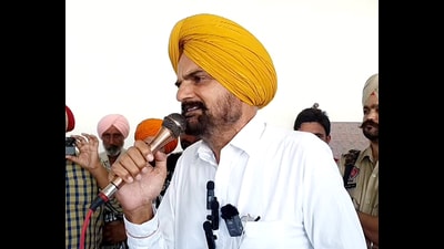 Sidhu Moose Wala’s father Balkaur Singh had submitted a complaint to the Mansa senior superintendent of police against Makha alleging that he had published a book based on unfounded defamatory allegations and further released defamatory content on social media platforms. (ANI File) Sidhu Moose Wala’s father Balkaur Singh had submitted a complaint to the Mansa senior superintendent of police against Makha alleging that he had published a book based on unfounded defamatory allegations and further released defamatory content on social media platforms. (ANI File)