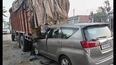 The mangled remains of the SUV of Devinderpal Singh that rammed into a truck near Amloh on Saturday. (HT Photo)