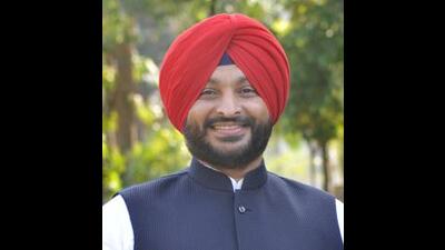 Union minister Ravneet Singh Bittu on Saturday suggested that the man who made a life attempt on Sukhbir Singh Badal should be honoured with the title of “Qaum Da Heera” (gem of the community). (HT File)