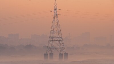A foggy morning near Kalindi Kunj amid rising air pollution in December 08, 2024. (Photo by Sunil Ghosh / Hindustan Times) A foggy morning near Kalindi Kunj amid rising air pollution in December 08, 2024. (Photo by Sunil Ghosh / Hindustan Times)