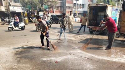 Acting on citizen complaints and health concerns, PMC has deployed teams to discourage the practice and impose fines in areas such as Warje Malwadi, Sarasbaug, and Swargate. (HT PHOTO) Acting on citizen complaints and health concerns, PMC has deployed teams to discourage the practice and impose fines in areas such as Warje Malwadi, Sarasbaug, and Swargate. (HT PHOTO)