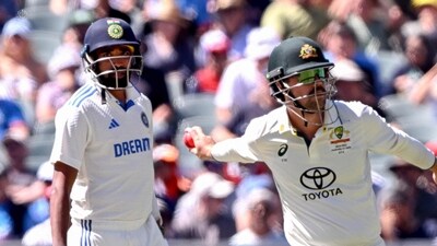 Australia's Travis Head (R) throws the ball as India's Mohammed Siraj looks on. (Photo by William WEST / AFP) (AFP) Australia's Travis Head (R) throws the ball as India's Mohammed Siraj looks on. (Photo by William WEST / AFP) (AFP)