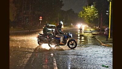 Commuters caught in the rain on Madhya Marg in Chandigarh on Sunday evening. (Keshav Singh/HT) Commuters caught in the rain on Madhya Marg in Chandigarh on Sunday evening. (Keshav Singh/HT)