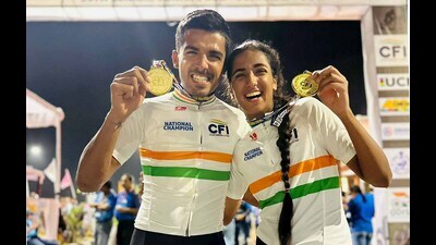 Cyclist siblings, Jasmeek Kaur Sekhon and Harshveer Sekhon, with their gold medals. (HT Photo)