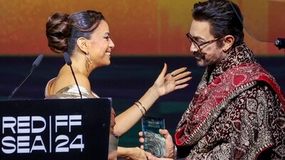 Bollywood actor Aamir Khan (R) receives an award from US actress Eva Longoria during the 4th edition of the Red Sea International Film Festival at Culture Square in Jeddah on December 5, 2024. (AFP) Bollywood actor Aamir Khan (R) receives an award from US actress Eva Longoria during the 4th edition of the Red Sea International Film Festival at Culture Square in Jeddah on December 5, 2024. (AFP)
