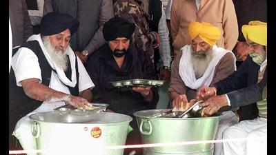 Shiromani Akali Dal leader Sukhbir Singh Badal performs 'seva' at Gurudwara Shri Fatehgarh Sahib, in Fatehgarh Sahib on Sunday. (ANI)