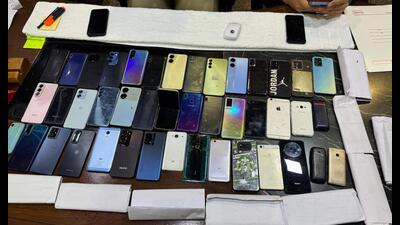 The stolen mobile phones recovered from the accused. (HT Photo)