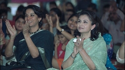 Sitting beside Shabana Azmi, Sharmila Tagore dazzled with timeless grace in a green saree. This HT Archives photo is from October 20, 2001. (HT Photo) Sitting beside Shabana Azmi, Sharmila Tagore dazzled with timeless grace in a green saree. This HT Archives photo is from October 20, 2001. (HT Photo)