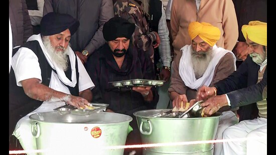 Shiromani Akali Dal leader Sukhbir Singh Badal performs 'seva' at Gurudwara Shri Fatehgarh Sahib, in Fatehgarh Sahib on Sunday. (ANI)