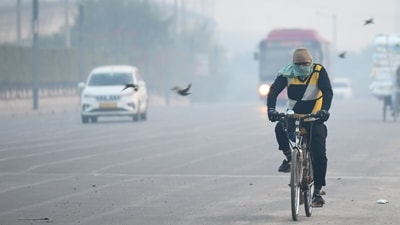 A foggy and cold morning view near Kalindi Kunj in Delhi. (Sunil Ghosh/Hindustan Times) A foggy and cold morning view near Kalindi Kunj in Delhi. (Sunil Ghosh/Hindustan Times)