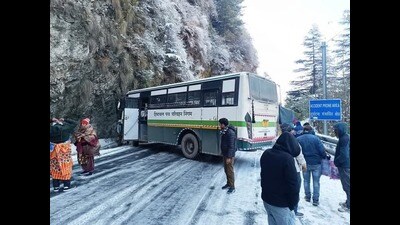 An HRTC bus skid on the snow-covered road near Kufri, Shimla, on Monday. (HT Photo) An HRTC bus skid on the snow-covered road near Kufri, Shimla, on Monday. (HT Photo)