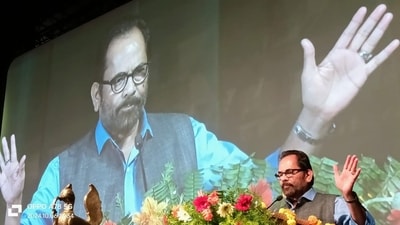 BJP leader Mukhtar Abbas Naqvi addressing a gathering of Muslims in Varanasi. (HT FILE PHOTO)