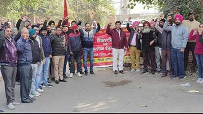 Electricity employees protest at Sunder Nagar division in Ludhiana on Monday. (HT Photo) Electricity employees protest at Sunder Nagar division in Ludhiana on Monday. (HT Photo)