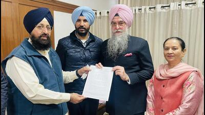 LoP Partap Singh Bajwa submitting a memorandum to Punjab Vidhan Sabha speaker Kultar Singh Sandhwan on Monday. (HT Photo)