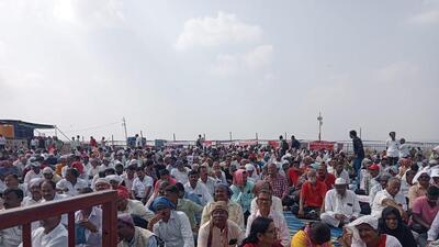 Protesters outside the Suvarna Vidhana Soudha in Belagavi. (HT photo)