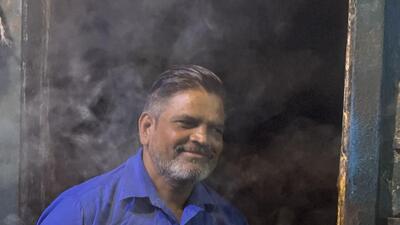 Raju with his shakarkandi. (HT Photo) Raju with his shakarkandi. (HT Photo)
