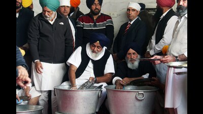 SAD chief Sukhbir Singh Badal performs sewa at Takht Damdama Sahib in Talwandi Sabo on Monday. (Sanjeev Kumar/HT) SAD chief Sukhbir Singh Badal performs sewa at Takht Damdama Sahib in Talwandi Sabo on Monday. (Sanjeev Kumar/HT)