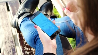 In China, a woman won 10,000 yuan for abstaining from phone and staying calm for 8 hours. (Pixabay)