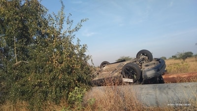 The accident took place around 3:15 am near Lamjewadi on the Baramati-Bigwan road in Pune district. (Shrinivas Deshpande/Hindustan Times) The accident took place around 3:15 am near Lamjewadi on the Baramati-Bigwan road in Pune district. (Shrinivas Deshpande/Hindustan Times)