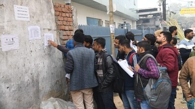 Aspirants checking their names on list to appear for RRB RPF SI exam at ION Digital zone in Patna. (Santosh Kumar ) Aspirants checking their names on list to appear for RRB RPF SI exam at ION Digital zone in Patna. (Santosh Kumar )