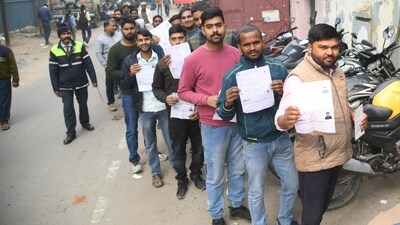 Applicants waiting in a queue before entering appearing for the Railway Recruitment Board exam at ION Digital zone in Patna. (Santosh Kumar ) Applicants waiting in a queue before entering appearing for the Railway Recruitment Board exam at ION Digital zone in Patna. (Santosh Kumar )