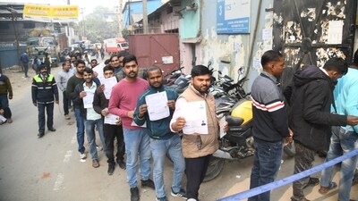 Candidates who will appear for RRB RPF SI written test are standing in queue at ION Digital zone in Patna. (Santosh Kumar ) Candidates who will appear for RRB RPF SI written test are standing in queue at ION Digital zone in Patna. (Santosh Kumar )