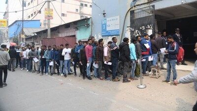Long queue of aspirants waiting to appear for RRB RPF SI written test at ION Digital zone in Patna. (Santosh Kumar ) Long queue of aspirants waiting to appear for RRB RPF SI written test at ION Digital zone in Patna. (Santosh Kumar )