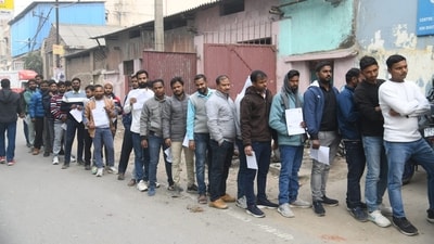 Aspirants standing in queue at ION Digital zone in Patna to appear for Railway Recruitment Board RPF SI examination. (Santosh Kumar ) Aspirants standing in queue at ION Digital zone in Patna to appear for Railway Recruitment Board RPF SI examination. (Santosh Kumar )