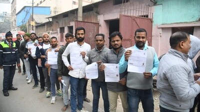 Applicants with their admit card standing at queue at ION Digital zone in Patna. (Santosh Kumar ) Applicants with their admit card standing at queue at ION Digital zone in Patna. (Santosh Kumar )