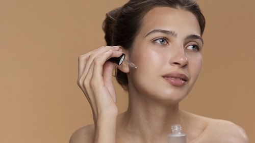 A face serum can soothe and nourish your acne-prone skin. (Freepik) A face serum can soothe and nourish your acne-prone skin. (Freepik)