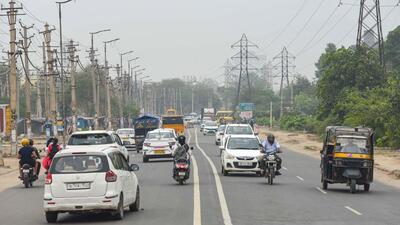 (Representative Image) Absence of this stretch forces the commuters to take detours and hence travel around five kilometre for even short strips of less than a kilometre (HT Archive) (Representative Image) Absence of this stretch forces the commuters to take detours and hence travel around five kilometre for even short strips of less than a kilometre (HT Archive)