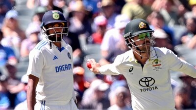 Australia's Travis Head (R) throws the ball as India's Mohammed Siraj looks on. (Photo by William WEST / AFP) (AFP) Australia's Travis Head (R) throws the ball as India's Mohammed Siraj looks on. (Photo by William WEST / AFP) (AFP)
